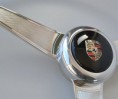 /album/nardi-380mm-mahagonilenkrad-mit-klassisch-dunnem-griffring-die-aluminiumspeichen-sind-graviert-der-grosse-nardi-hupenknopf-hat-ein-dreidimensionales-porsche-emblem-auf-schwarzem-grund-preis-730-euro-/nardi-380-graviert-porsche-60-031-jpg/